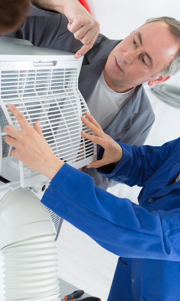trainees-working-on-an-air-conditioning-unit-P4CCN5Q.jpg